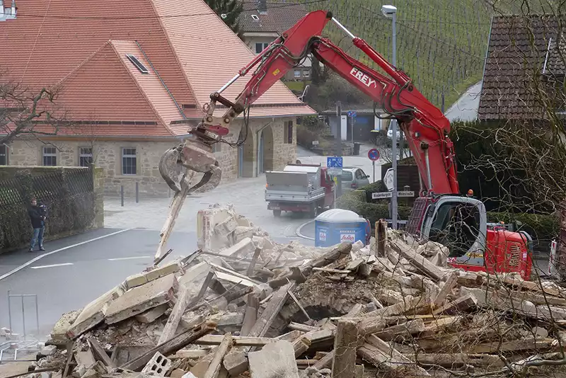 Abbruch und Demontage eines Hauses mit Schadstoffsanierung